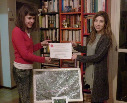 Mariela recibe la obra y el título de ganadora de HiperMERCADITO